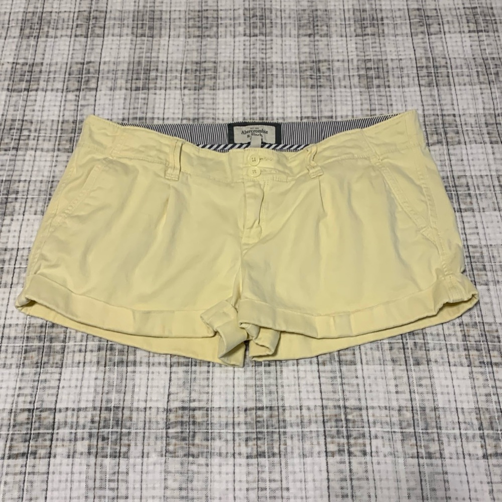 Abercrombie and fitch size 10 stretch yellow cargo shorts